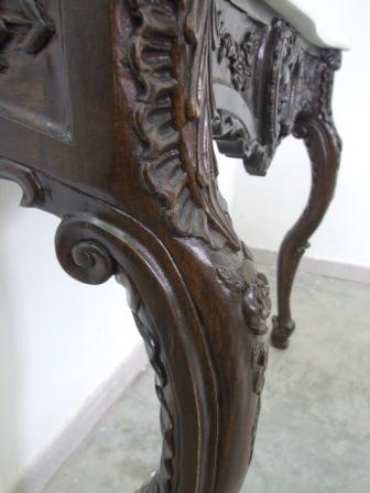 Vista frontal de consola tallada